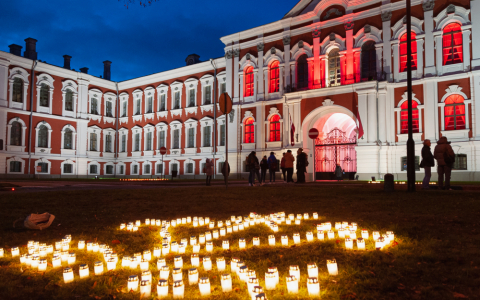 Svecīšu iedegšana Jelgavas pils parkā