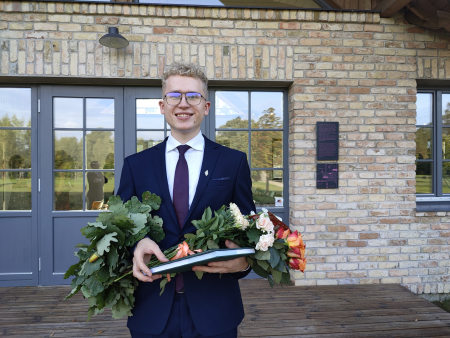 Jānis Platacis saņem J. Čakstes stipendijas apliecību