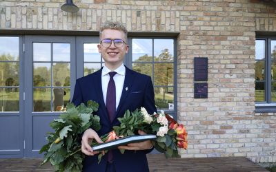 Jānis Platacis saņem J. Čakstes stipendijas apliecību